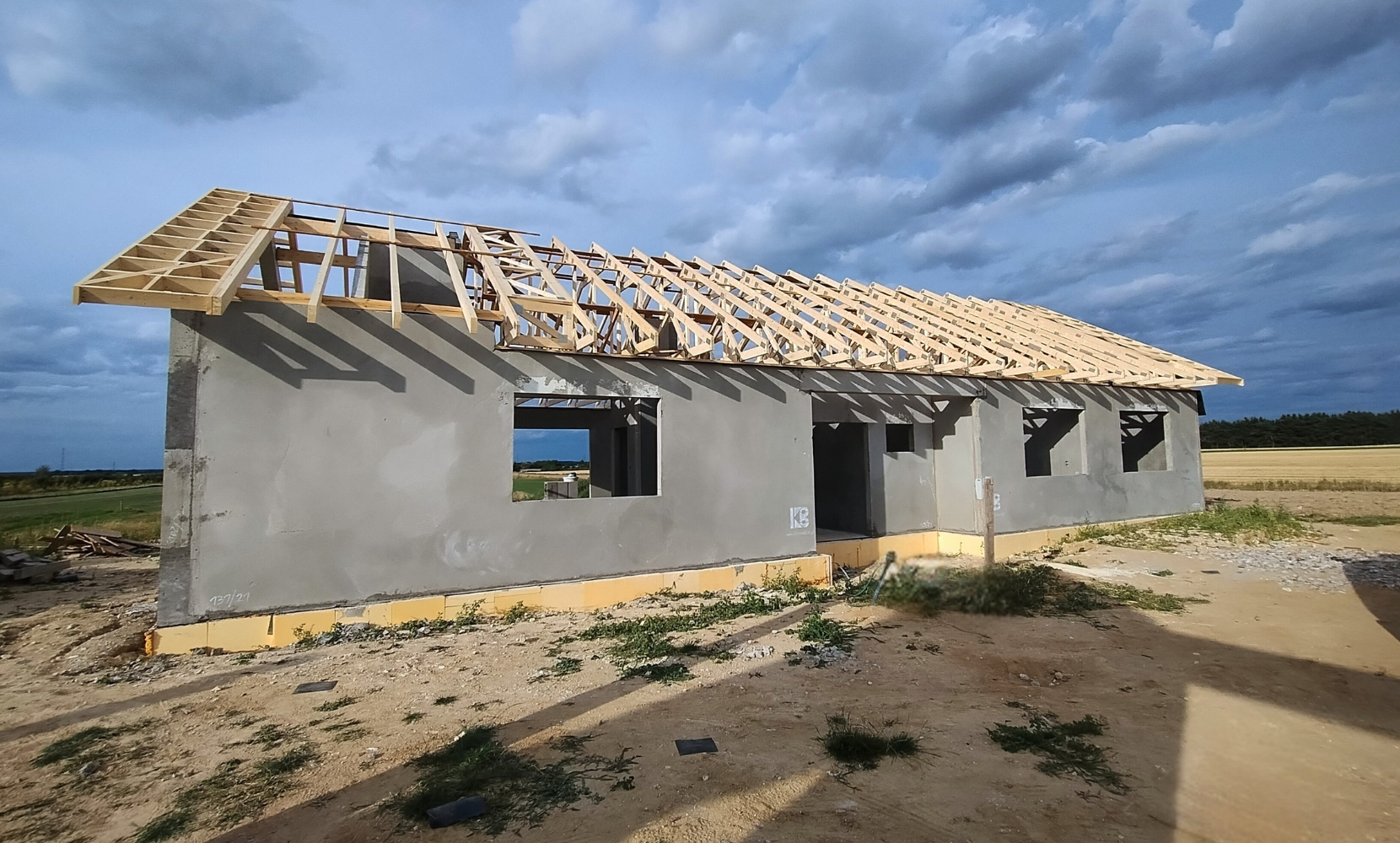 Wiązary dachowe na prefabrykowany dom z keramzytu – realizacja dachu dwuspadowego